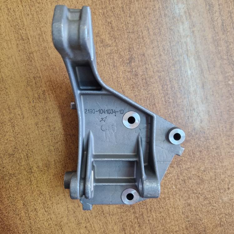 21900-1041034-10 Кронштейн генератора нового образца