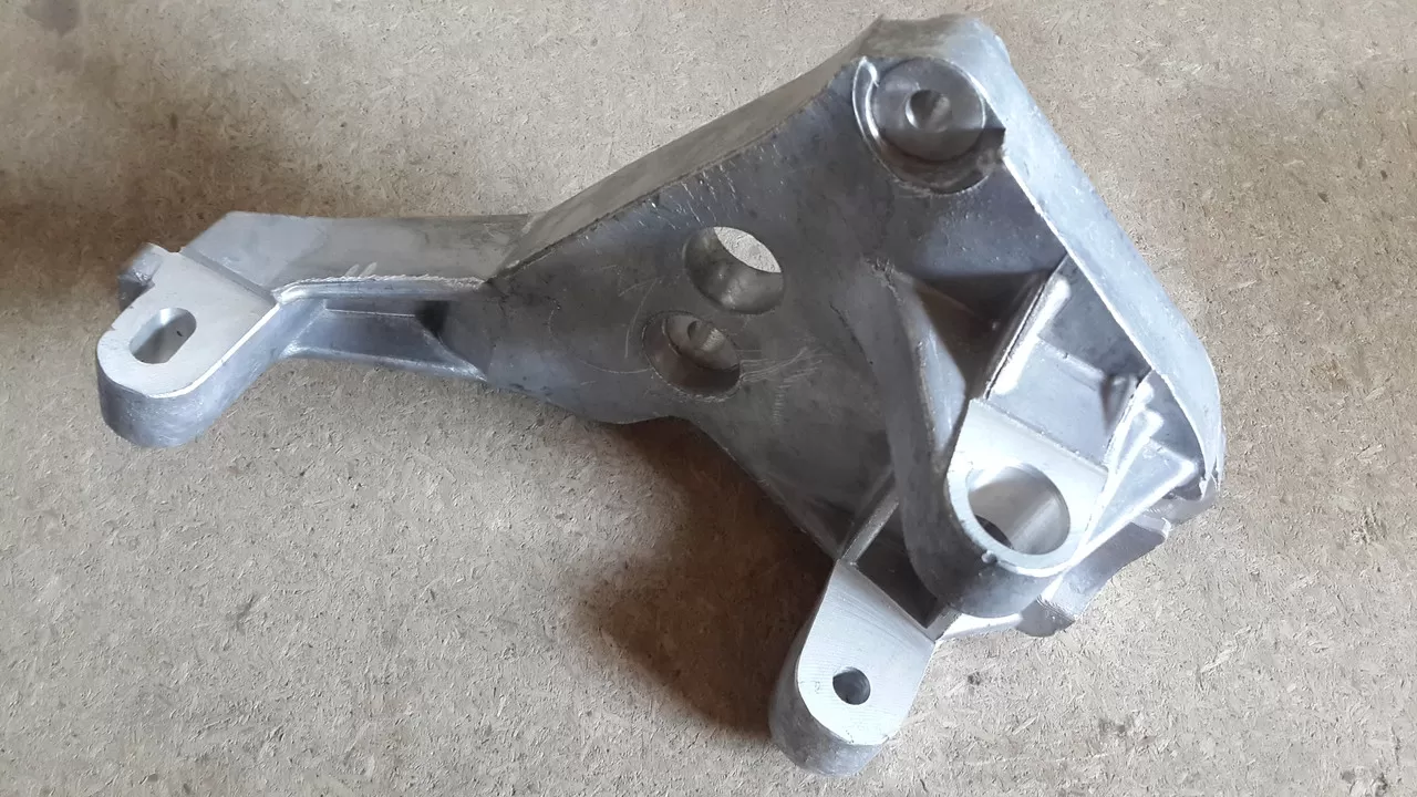 21100-1041034-20 Кронштейн генератора верхний, нового образца