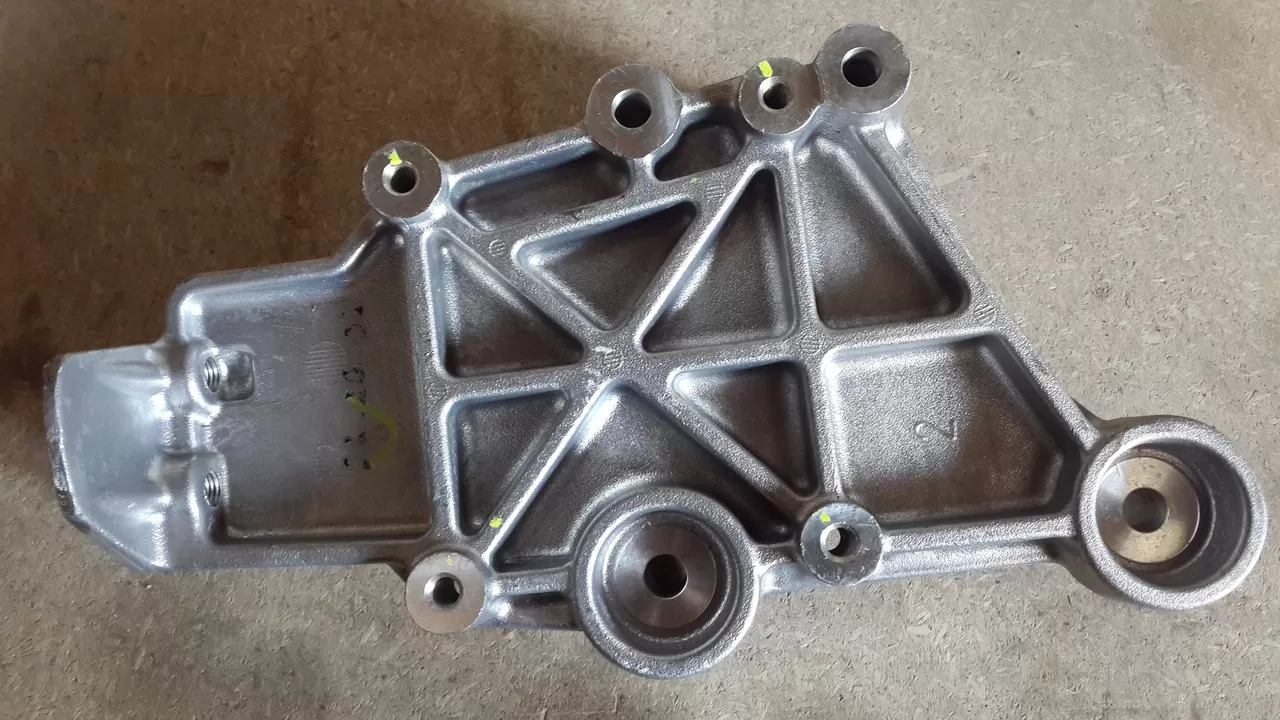 11180-1001157-20 Кронштейн опоры ДВС правый под кондиционер