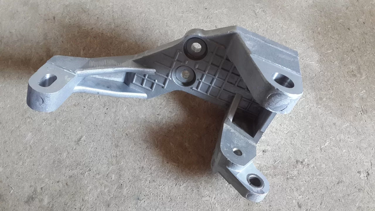 21100-1041034-00 Кронштейн генератора верхний